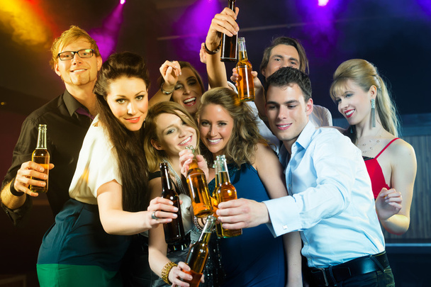 Personas en el club o bar bebiendo cerveza
 - Foto, imagen