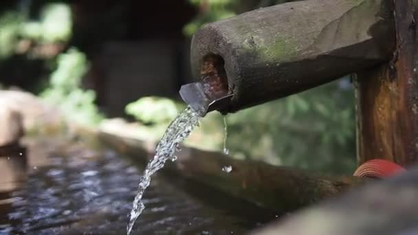 Wody płynące z drewnianych rur, fontanna, waterplace - Materiał filmowy, wideo