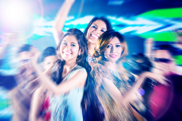 女の子がナイトクラブのディスコのダンス ・ フロアでパーティー - 写真・画像