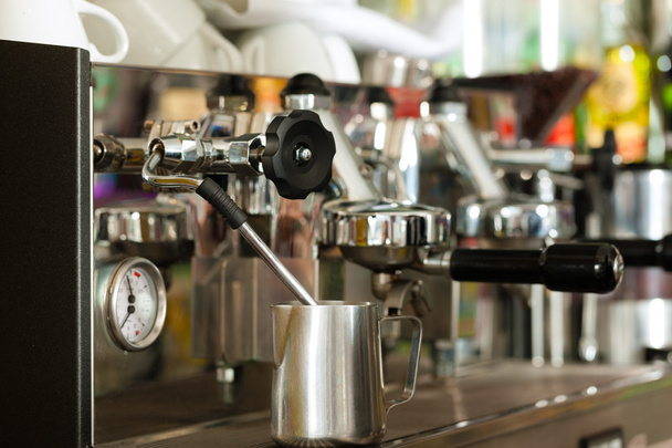 Ekspres do kawy w kawiarni lub barze - Zdjęcie, obraz