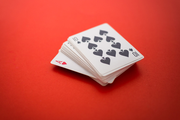 Jugar a las cartas aisladas
 - Foto, imagen