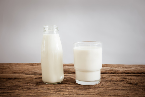 verse melk in glazen fles en glas - Foto, afbeelding