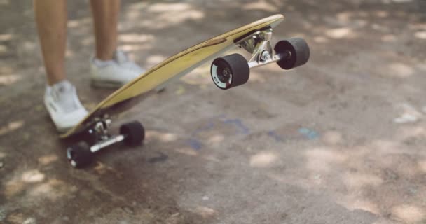 Mann kippt Skateboard um - Filmmaterial, Video