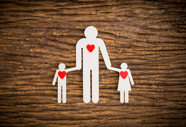 Papierkettenfamilie und rotes Herz als Symbol - Foto, Bild