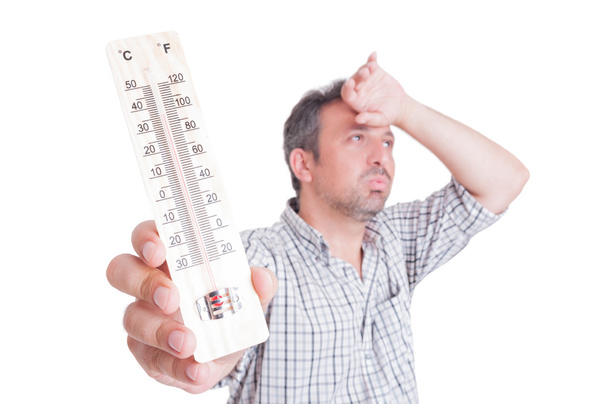 Sumer tepla a heatwave koncept s člověkem drží teploměr - Fotografie, Obrázek