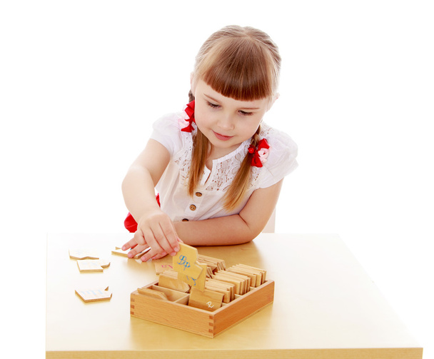 Petite fille dans une maternelle Montessori
 - Photo, image