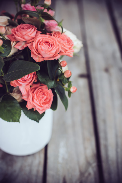 Bouquet di rose in caffettiera vintage
 - Foto, immagini