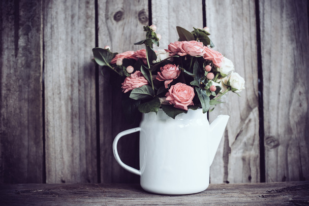 ビンテージ コーヒー ポットにバラの花束 - 写真・画像