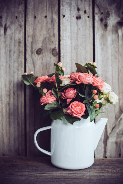 Buquê de rosas em vaso de café vintage
 - Foto, Imagem