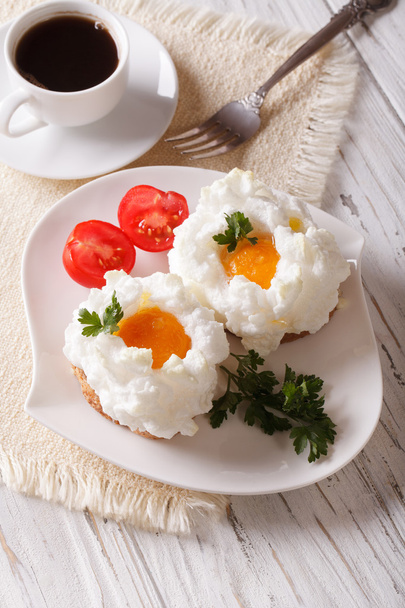 Gourmet-aamiainen: munat Orsini ja kahvin lähikuva. Pystysuora
 - Valokuva, kuva