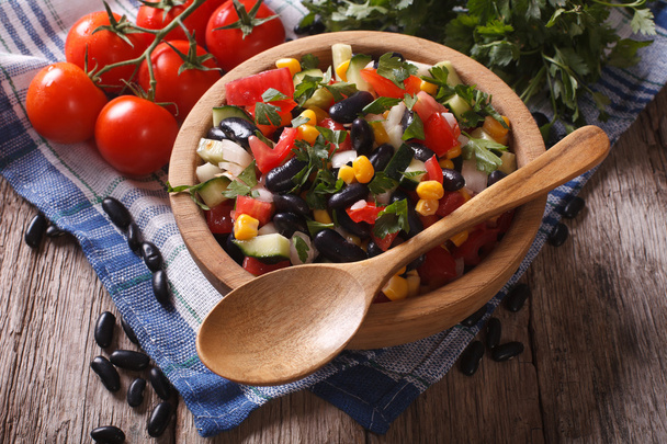 növényi saláta, bab és összetevők táblával. Horizont - Fotó, kép