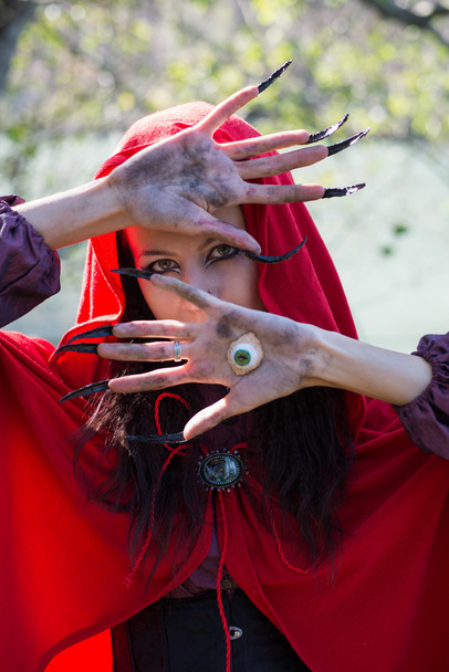 Девушка в красном плаще в руках природы
 - Фото, изображение