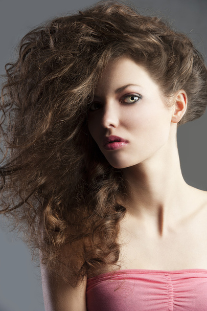 Pretty girl with great hair style, she is portrayed at middle bu - Foto, afbeelding