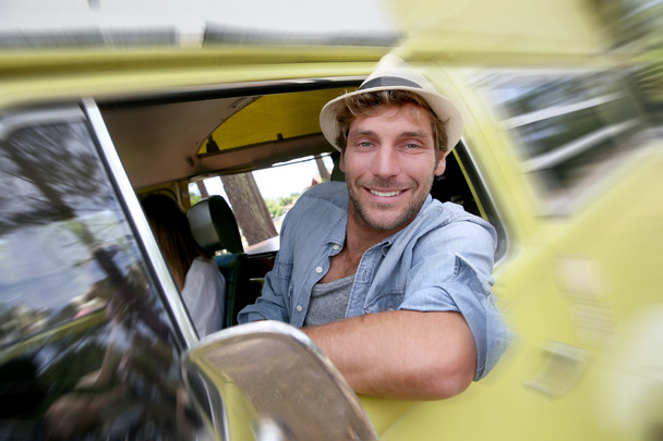 ヴィンテージ キャンピングカーを運転する男 - 写真・画像