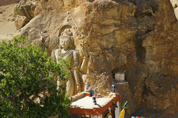 Impressionante figura enorme esculpida na face rochosa do Buda Maitreya
 - Foto, Imagem