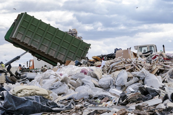 Müllwagen entlädt Müll auf Müllkippe - Foto, Bild