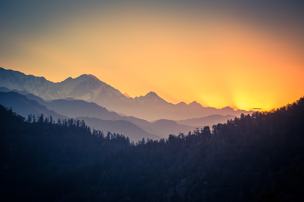 Himalaya gebergte bij zonsopgang - Foto, afbeelding