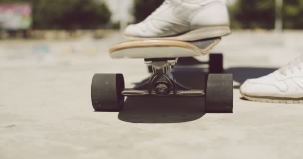 Homem de pé com um pé em um skate
 - Filmagem, Vídeo