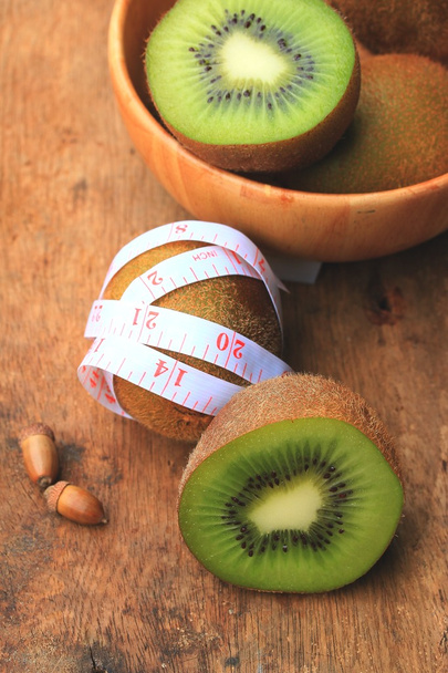 kiwi frais et ruban à mesurer
 - Photo, image