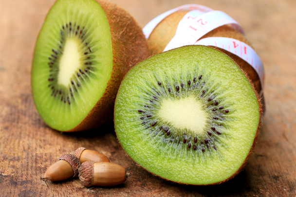 frisches Kiwi-Obst und Maßband - Foto, Bild