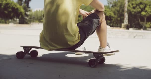Uomo seduto sul suo longboard in uno skate park
 - Filmati, video