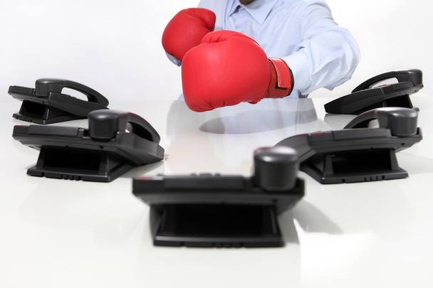 Bediener im Büro mit Boxhandschuhen - Foto, Bild