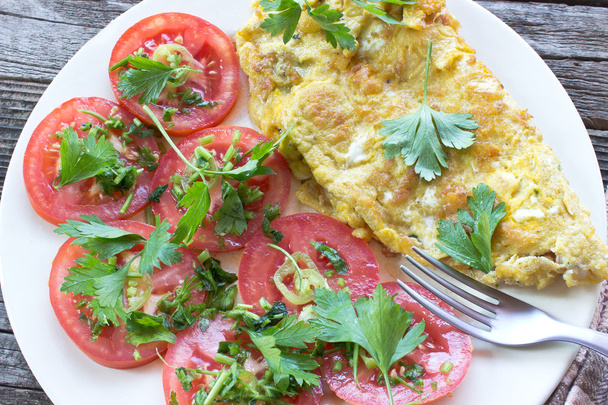 Omelet, gebakken eieren met groenten - Foto, afbeelding