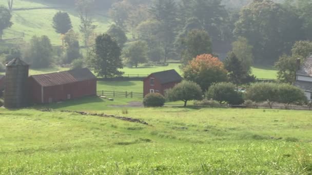 Při pohledu dolů z kopce na farmu na mlhavý den (5 z 6) - Záběry, video