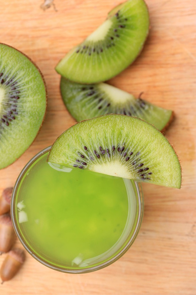 Jus de kiwi frais
 - Photo, image
