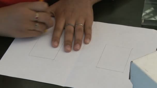 Studentin radiert auf ihrem Papier - Filmmaterial, Video