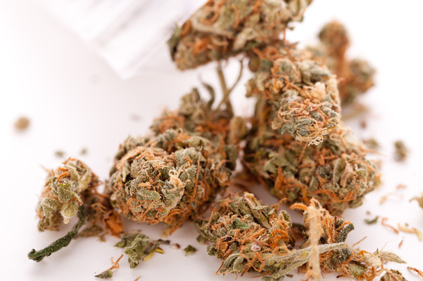 Close up Foglie di marijuana essiccate sul tavolo
 - Foto, immagini