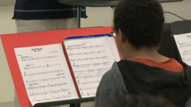 Students reading sheet music in class (8 of 9) - Video, Çekim