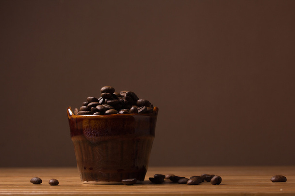 jarro de cerâmica com grãos de café
 - Foto, Imagem
