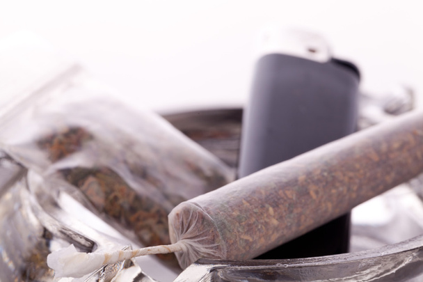 Close up van marihuana en rookvrije parafernalia - Foto, afbeelding