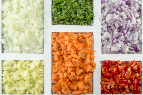 Spezie colorate, verdure e ingredienti alimentari ordinati su un re
 - Foto, immagini