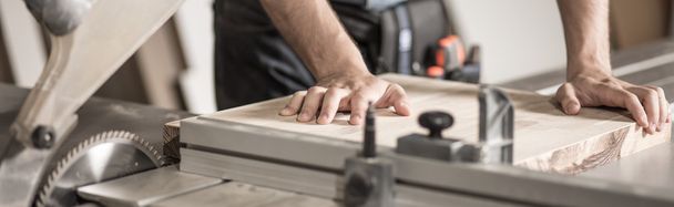 Cutting a piece of wood - Foto, imagen