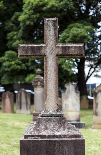 Cruz de sepultura no cemitério
 - Foto, Imagem