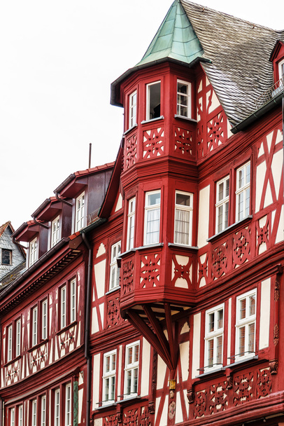 Κόκκινο και λευκό ξύλινο σπίτι στην Miltenberg, Γερμανία - Φωτογραφία, εικόνα
