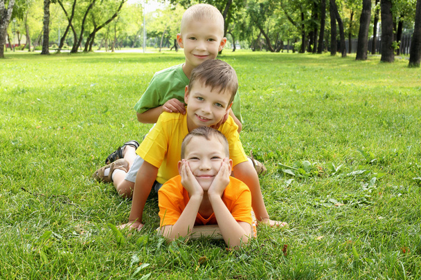 Kindergruppe im Park - Foto, Bild