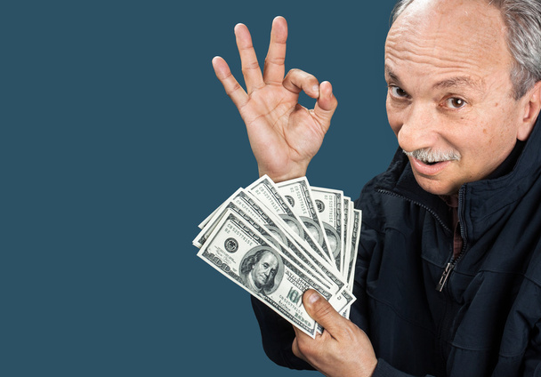 starszy mężczyzna wyświetlone wentylator pieniędzy - Zdjęcie, obraz