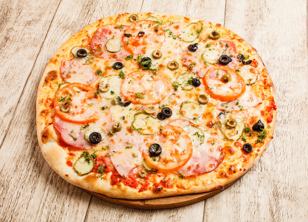 Pizza sobre fondo de madera - Foto, imagen