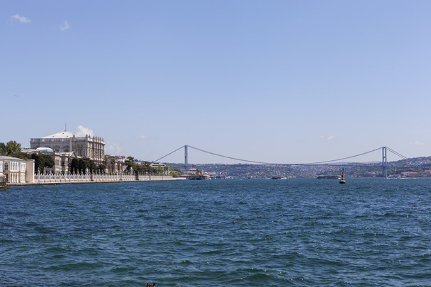 Палац Долмабахче ви, перший Босфорський міст і Ататюрк. Стамбул. Туреччина. - Фото, зображення
