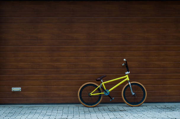банановый велосипед рядом с гаражом
 - Фото, изображение