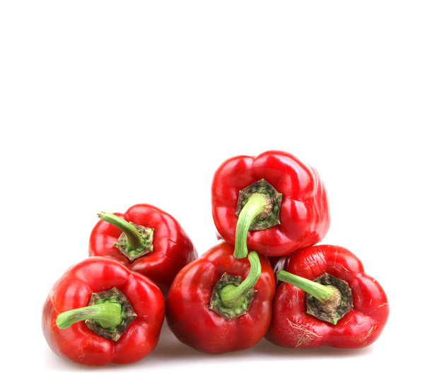 Červené chilli papričky na bílém pozadí - Fotografie, Obrázek