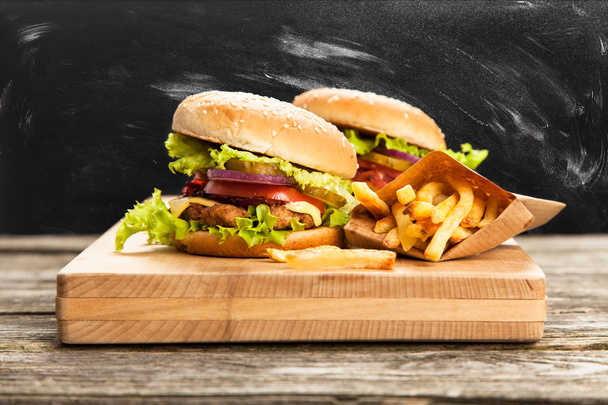 leckere Hamburger und Pommes - Foto, Bild