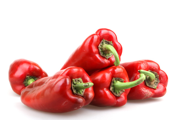 Punaiset chili-paprikat valkoisella taustalla - Valokuva, kuva