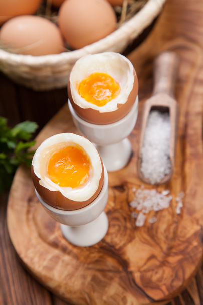 Vařená vejce na dřevěné pozadí - Fotografie, Obrázek