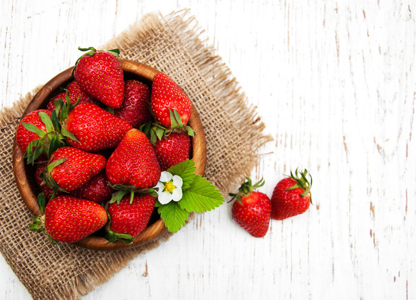 Bowl with strawberries - Foto, afbeelding