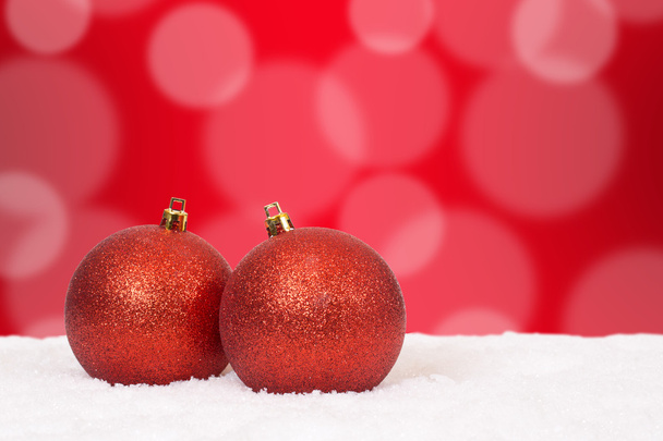 Decoración de bolas de tarjeta de Navidad roja con copyspace
 - Foto, Imagen