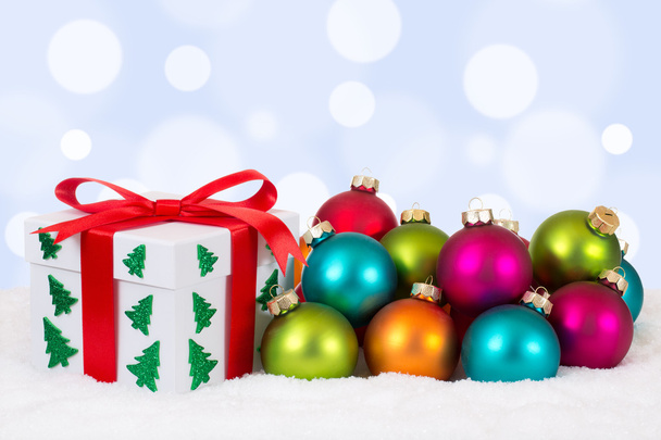 Decorazione regalo di Natale con palline colorate
 - Foto, immagini